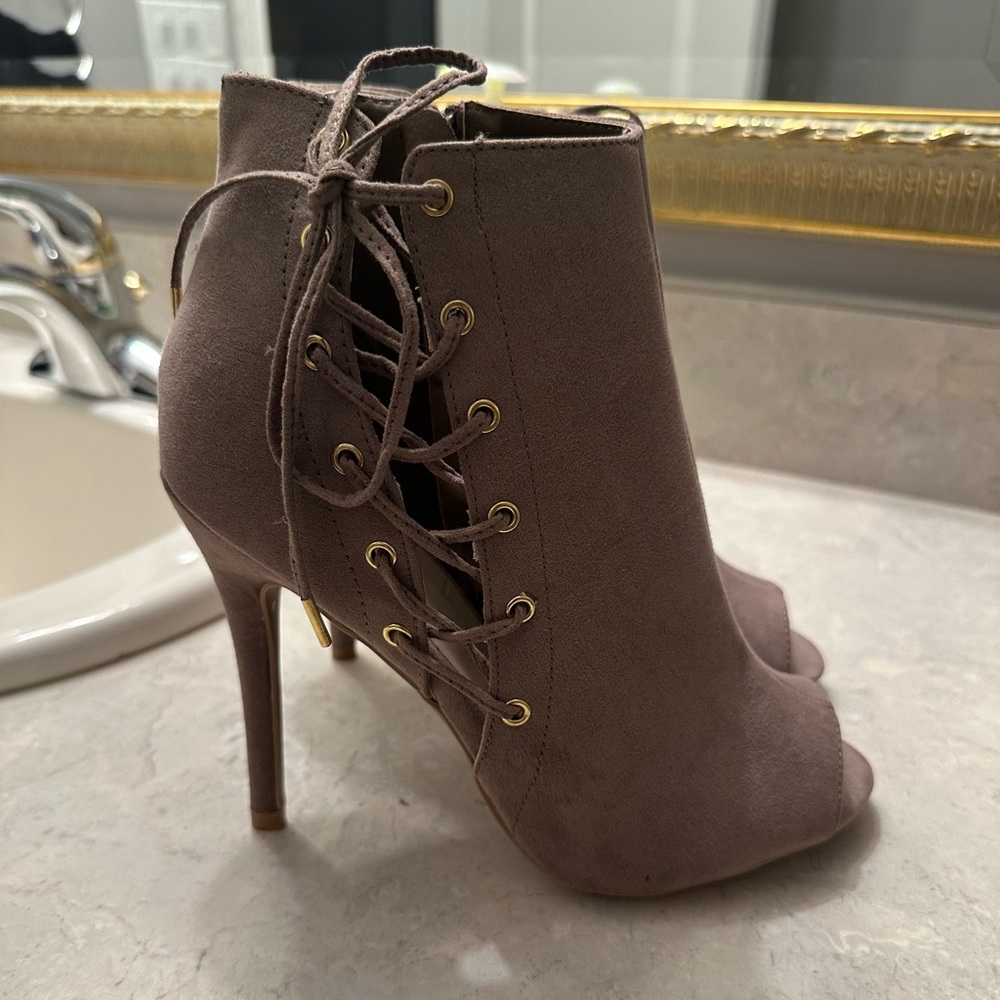 Open toe beige heels! So cute never worn!